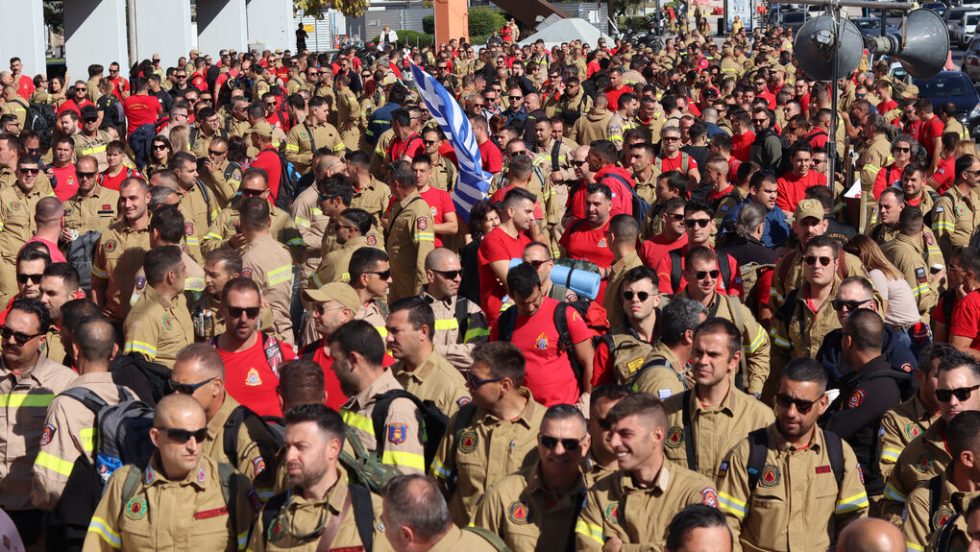 Στιγμιότυπα από τη μεγάλη συγκέντρωση των εποχικών πυροσβεστών την προηγούμενη Πέμπτη